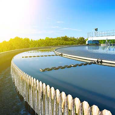 Questo bacino di sedimentazione rallenta il flusso delle acque reflue per consentire ai solidi sospesi di depositarsi.